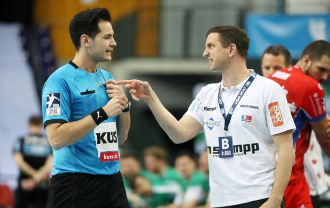 Leipzig, 02 12 2021, Arena Leipzig, Handball, 1 Bundesliga , DHfK Leipzig vs HBW Balingen Weilstetten , Pictured from left referee Julian Fedtke and coach Jens Bürkle Buerkle Balingen ,