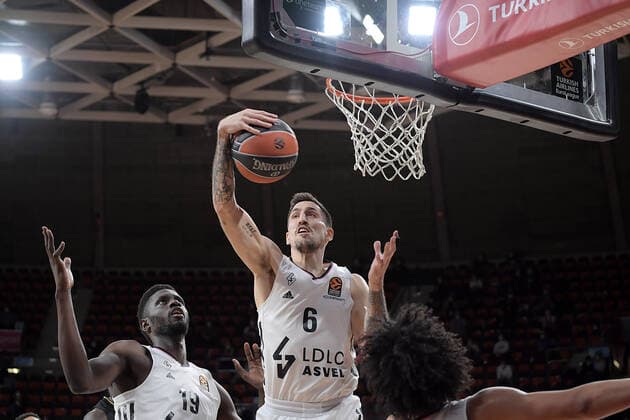 02 12 2021, xemx, Basketball EuroLeague, FC Bayern Muenchen LCLC ASVEL Vileurbanne emspor, v l Youssoupha Fall LCLC ASVEL Vileurbanne , Paul Lacombe LCLC ASVEL Vileurbanne Muenchen.