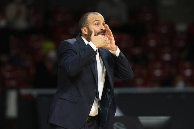 TJ Parker ASVEL Villeurbanne, head coach gives instructions GER, FC Bayern Basketball vs LDLC ASVEL Villeurbanne, Basketball, EuroLeague, 2021 2022 season, 02 12 2021, GER, FC Bayern Basketball vs LDLC ASVEL Villeurbanne, Basketball, EuroLeague, 2021 2022 season, 02 12 2021, Munich. Copyright: xEIBNER MarcelxEngelbrechtx EP_EER