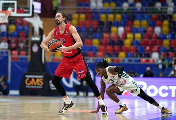 Russia Basketball Euroleague CSKA - Panathinaikos 6711384 02.12.2021 CSKA s Alexey Shved handles the ball against Panathinaikos Kendrick Perry during the Euroleague basketball match between CSKA Moscow and Panathinaikos Athens in Moscow, Russia. Alexander Vilf Sputnik Moscow Russia  Copyright: xAlexanderxVilfx