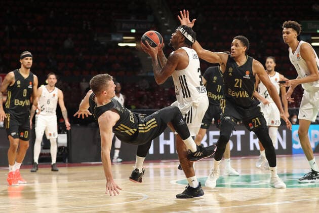 Andreas Obst Bayern Basketball, 13 fouls Chris Jones ASVEL Villeurbanne, 3 GER, FC Bayern Basketball vs LDLC ASVEL Villeurbanne, Basketball, EuroLeague, 2021 2022 season, 02 12 2021, GER, FC Bayern Basketball vs LDLC ASVEL Villeurbanne, Basketball, EuroLeague, 2021 2022 season, 02 12 2021, Munich. Copyright: xEIBNER MarcelxEngelbrechtx EP_EER