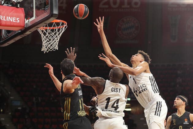 Vladimir Lucic Bayern Basketball, 11 tries Victor Wembanyama ASVEL Villeurbanne, 1 to block GER, FC Bayern Basketball vs LDLC ASVEL Villeurbanne, Basketball, EuroLeague, Season 2021 2022, 02 12 2021, GER, FC Bayern Basketball vs LDLC ASVEL Villeurbanne, Basketball, EuroLeague, Season 2021 2022, 02 12 2021, Muenchen Copyright: xEIBNER MarcelxEngelbrechtx EP_EER