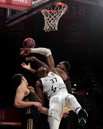 02 12 2021, Euroleague, FC Bayern Basketball vs Villeurbanne , Basketball, Audi Dome Munich, Sports, in picture Zan Mark Sisko FCB Basketball , Kostas Antetokounmpo ASVEL Villeurbanne and Deshaun Thomas FCB Basketball.
