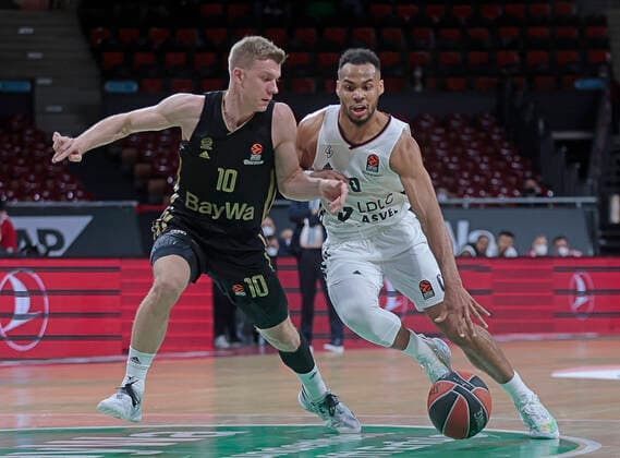 02 12 2021, Euroleague, FC Bayern Basketball vs Villeurbanne , Basketball, Audi Dome Muenchen, Sports, in the picture Ognjen Jaramaz FCB Basketball vs Elie Okobo ASVEL Villeurbanne