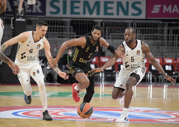 02 12 2021, xemx, Basketball EuroLeague, FC Bayern Muenchen LCLC ASVEL Vileurbanne emspor, v l Paul Lacombe LCLC ASVEL Vileurbanne , Corey Walden FC Bayern Basketball , Charles Kahudi LCLC ASVEL Vileurbanne Muenchen