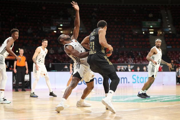 Augustine Rubit Bayern Basketball, 21 fouls Charles Kahudi ASVEL Villeurbanne, 5 GER, FC Bayern Basketball vs LDLC ASVEL Villeurbanne, Basketball, EuroLeague, Season 2021 2022, 02 12 2021, GER, FC Bayern Basketball vs LDLC ASVEL Villeurbanne, Basketball, EuroLeague, Season 2021 2022, 02 12 2021, Munich. Copyright: xEIBNER MarcelxEngelbrechtx EP_EER