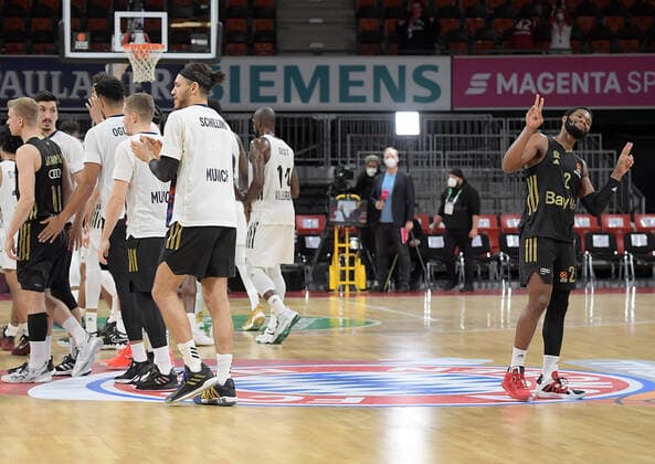 02 12 2021, xemx, Basketball EuroLeague, FC Bayern Muenchen LCLC ASVEL Vileurbanne emspor, v l team, players, cheer at the end of the match, celebrate at the end of the match Corey Walden FC Bayern Basketball Muenchen