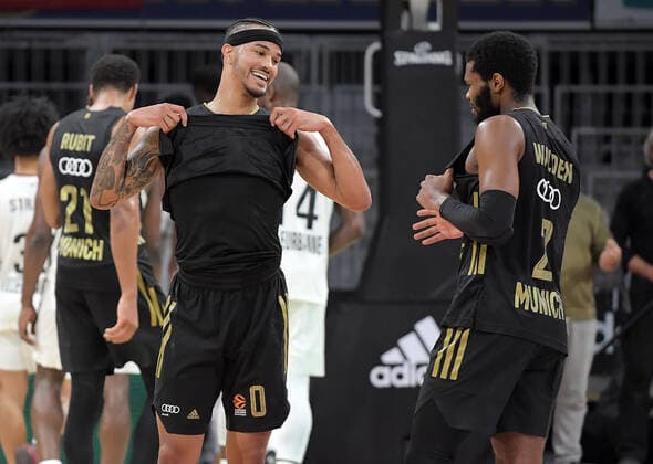 02 12 2021, xemx, Basketball EuroLeague, FC Bayern Muenchen LCLC ASVEL Vileurbanne emspor, v l team, players, celebrate at the end of the match Nick Weiler Babb FC Bayern Basketball , Corey Walden FC Bayern Basketball Muenchen