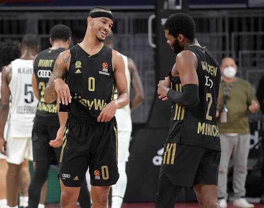 02 12 2021, xemx, Basketball EuroLeague, FC Bayern Muenchen LCLC ASVEL Vileurbanne emspor, v l team, players, celebrate at the end of the match Nick Weiler Babb FC Bayern Basketball , Corey Walden FC Bayern Basketball Muenchen