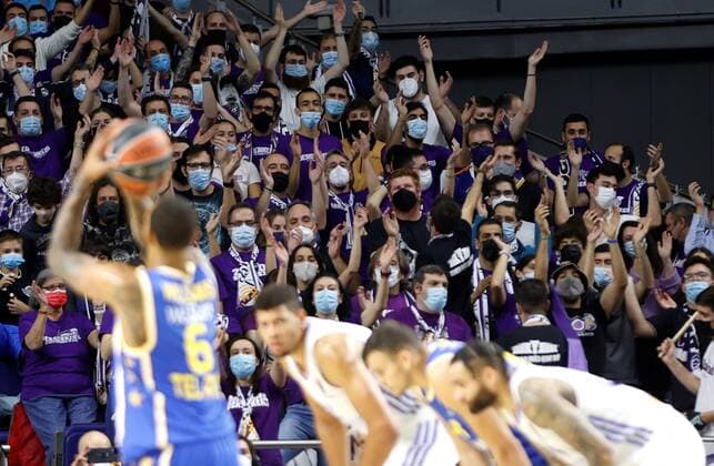 Real Madrid s supporters cheer during the Euroleague fame between Real Madrid and Maccabi Playtika Tel Aviv at Wizink Center in Madrid, Spain, 02 December 2021. Real Madrid - Maccabi Playtika Tel Aviv !ACHTUNG: NUR REDAKTIONELLE NUTZUNG!  Copyright: xMARISCALx GRAF7600 20211202-6a87de6c926fbcd549280c7a33fa2cfeb4514277