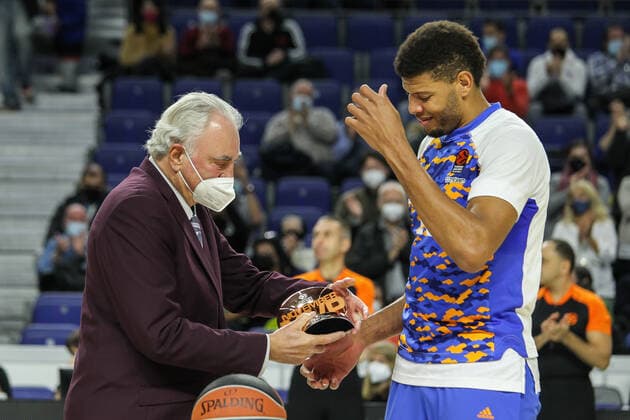 December 2, 2021, MADRID, MADRID, SPAIN: Clifford Luyk presents the November MVP trophy to Walter Samuel Tavares da Veiga of Real Madrid during Turkish Airlines EuroLeague basketball match played between Real Madrid and Maccabi Tel Aviv at Wizink Center on December 2, 2021, in Madrid, Spain. MADRID SPAIN - ZUMAa181 20211202_zaa_a181_071 Copyright: xIrinaxR.xHipolitox