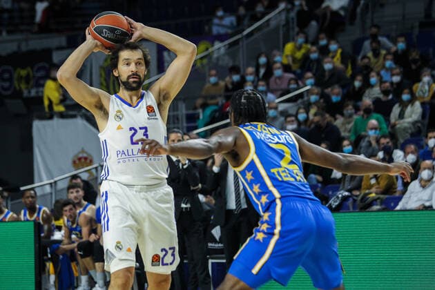 December 2, 2021, MADRID, MADRID, SPAIN: Sergio Llull Melia of Real Madrid Baloncesto and Keenan Evans of Maccabi Tel Aviv in action during Turkish Airlines EuroLeague basketball match played between Real Madrid and Maccabi Tel Aviv at Wizink Center on December 2, 2021, in Madrid, Spain. MADRID SPAIN - ZUMAa181 20211202_zaa_a181_113 Copyright: xIrinaxR.xHipolitox