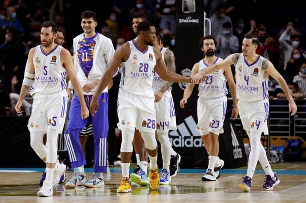 Real Madrid s forward Guerschon Yabusele (C) is congratulated by Thomas Heurtel (R) after the Euroleague game between Real Madrid and Maccabi Playtika Tel Aviv at Wizink Center in Madrid, Spain, 02 December 2021. Real Madrid - Maccabi Playtika Tel Aviv !ACHTUNG: NUR REDAKTIONELLE NUTZUNG!  Copyright: xMARISCALx GRAF7727 20211202-4b744238f3441d762ee8c1857cc007486cd9d4fa