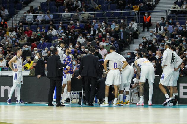 December 2, 2021, MADRID, MADRID, SPAIN: Players of Real Madrid during Time Out during Turkish Airlines EuroLeague basketball match played between Real Madrid and Maccabi Tel Aviv at Wizink Center on December 2, 2021, in Madrid, Spain. MADRID SPAIN - ZUMAa181 20211202_zaa_a181_147 Copyright: xIrinaxR.xHipolitox