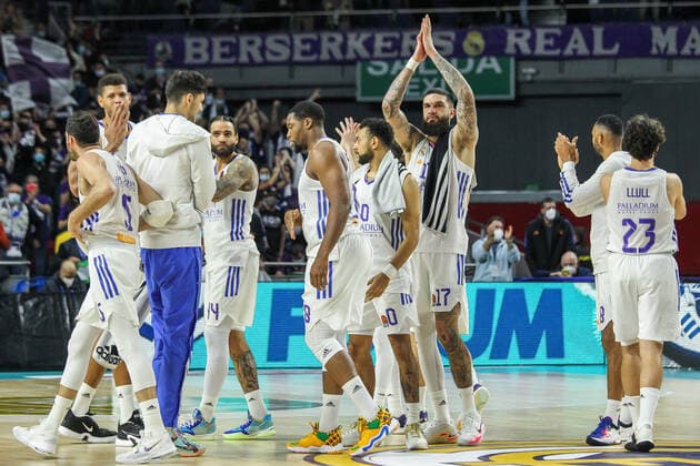 Sport Bilder des Tages December 2, 2021, MADRID, MADRID, SPAIN: Players of Real Madrid celebrate the victory after Turkish Airlines EuroLeague basketball match played between Real Madrid and Maccabi Tel Aviv at Wizink Center on December 2, 2021, in Madrid, Spain. MADRID SPAIN - ZUMAa181 20211202_zaa_a181_152 Copyright: xIrinaxR.xHipolitox