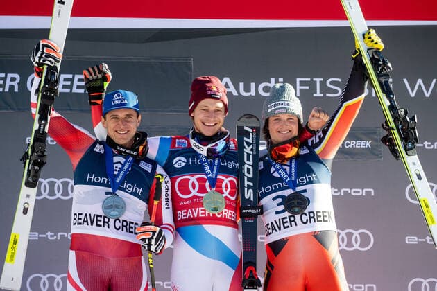 Bilder des Jahres 2021, Sport 12 Dezember Sport Themen der Woche KW48 Sport Bilder des Tages ALPINE SKIING - FIS WC Beaver Creek BEAVER CREEK,COLORADO,USA,02.DEC.21 - ALPINE SKIING - FIS World Cup, Super G, men. Image shows the rejoicing of Matthias Mayer (AUT), Marco Odermatt (SUI) and Broderick Thompson (CAN).  GEPAxpictures xMaticxKlansek