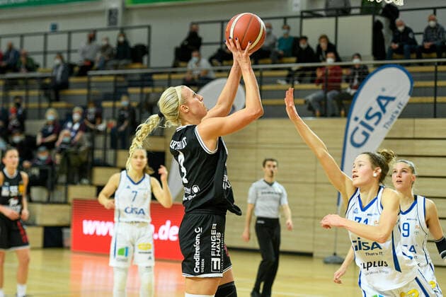 Halle, Germany 02 December 2021 1 BBL Women 2021 2022 Gisa Lions SV Halle vs BC Pharmaserv Marburg v li Marie Bertholdt Marburg and Charlotte Kreuter Halle SWH arena Sachsen Anhalt Copyright: xFotostandx xxBallaschx