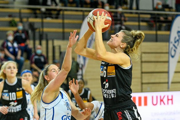 Halle, Germany 02 December 2021 1 BBL Women 2021 2022 Gisa Lions SV Halle vs BC Pharmaserv Marburg v li in duel Barbora Kasparkova Halle and Theresa Simon Marburg SWH arena Sachsen Anhalt Copyright: xFotostandx xxBallaschx
