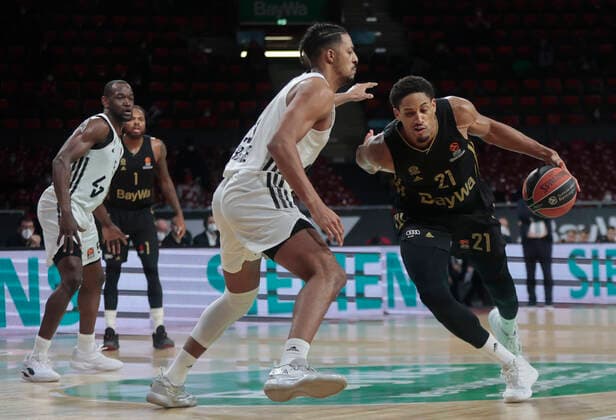 02 12 2021, Euroleague, FC Bayern Basketball vs Villeurbanne , basketball, Audi Dome Muenchen, sports, pictured Charles Kahudi ASVEL Villeurbanne , Deshaun Thomas FCB Basketball , and William Howard ASVEL Villeurbanne vs Augustine Rubit FCB Basketball
