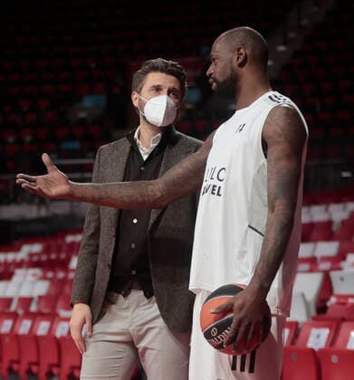 02 12 2021, Euroleague, FC Bayern Basketball vs Villeurbanne , Basketball, Audi Dome Munich, Sports, in the picture Marko Pesic FCBB and James Gist ASVEL Villeurbanne