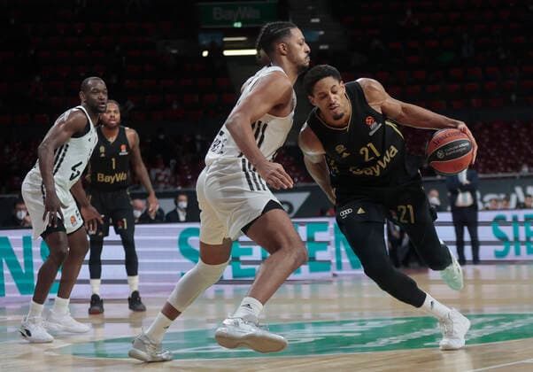 02 12 2021, Euroleague, FC Bayern Basketball vs Villeurbanne , basketball, Audi Dome Muenchen, sports, pictured Charles Kahudi ASVEL Villeurbanne , Deshaun Thomas FCB Basketball , and William Howard ASVEL Villeurbanne vs Augustine Rubit FCB Basketball