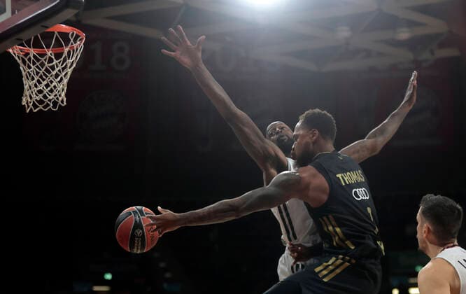 02 12 2021, Euroleague, FC Bayern Basketball vs Villeurbanne , Basketball, Audi Dome Munich, Sports, pictured Deshaun Thomas FCB Basketball vs James Gist ASVEL Villeurbanne