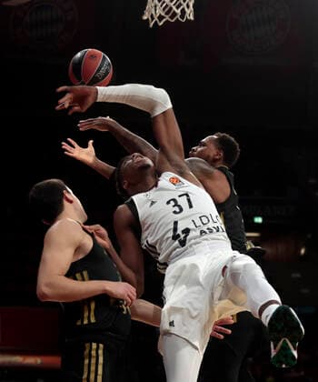 02 12 2021, Euroleague, FC Bayern Basketball vs Villeurbanne , Basketball, Audi Dome Munich, Sports, in picture Zan Mark Sisko FCB Basketball , Kostas Antetokounmpo ASVEL Villeurbanne and Deshaun Thomas FCB Basketball.