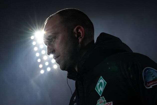 GER, 2 FBL, SV Werder Bremen vs FC Erzgebirge Aue 03 12 2021, wohninvest Weserstadion, Bremen, GER, 2 FBL, SV Werder Bremen vs FC Erzgebirge Aue in picture picture shows feature impressions coach Ole Werner Werder Bremen in front of floodlight mast nordphotoxGmbHx xgumzmedia nphgm001