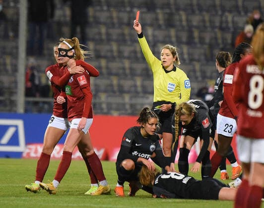 Sport Themen der Woche KW48 Sport Bilder des Tages 03.12.2021, xhbx, Fussball 1.Bundesliga Damen, Eintracht Frankfurt Frauen - Turbine Potsdam emspor, v.l. Rote Karte für, red card for, Platzverweis, Game Misconduct Karen Holmgaard (Turbine Potsdam) (DFL DFB REGULATIONS PROHIBIT ANY USE OF PHOTOGRAPHS as IMAGE SEQUENCES and or QUASI-VIDEO) Frankfurt am Main *** 03 12 2021, xhbx, Fussball 1 Bundesliga Damen, Eintracht Frankfurt Frauen Turbine Potsdam emspor, v l Red card for, red card for, sending off, Game Misconduct Karen Holmgaard Turbine Potsdam DFL DFB REGULATIONS PROHIBIT ANY USE OF PHOTOGRAPHS as IMAGE SEQUENCES and or QUASI VIDEO Frankfurt am Main