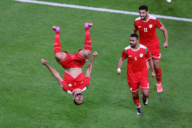 Sport Themen der Woche KW48 Sport Bilder des Tages Fußball, WM Quali, Oman - Katar AL HAJRI Khalid Team Oman erzielt das Tor zur 1 : 0 und Jubelt mit einem Salto FIFA Arab Cup 2021 in Qatar Spiel Oman - Katar 1 : 2 im Education Stadion am 03.12.2021 in Ar Rayyan in Katar *** AL HAJRI Khalid Team Oman scores the 1 0 goal and celebrates with a volley FIFA Arab Cup 2021 in Qatar match Oman Qatar 1 2 at Education Stadium on 03 12 2021 in Ar Rayyan in Qatar.