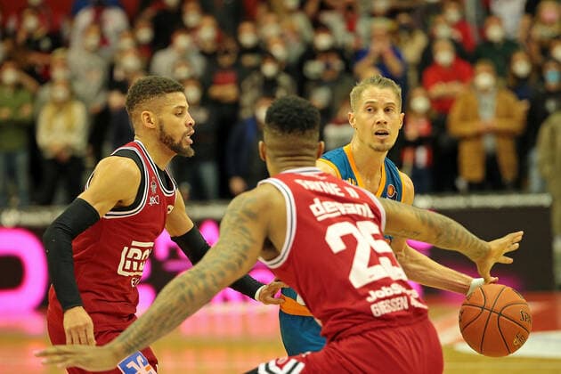 03 12 2021, xovx, Basketball 1 Bundesliga, easy Credit BBL, JobStairs Gießen 46ers ratiopharm Ulm v l Kendale McCullum Gießen 46ers , Phillip Fayne II Gießen 46ers , Thomas Klepeisz ratiopharm Ulm Gießen Sporthalle Ost Hessen Germany EN