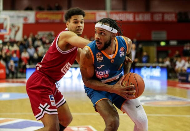 Germany, Giessen, Osthalle, 03 12 2021, easy Credit BBL, 9 Spieltag, JobStairs Giessen 46ers ratiopharm ulm picture v li Maximilian Begue Giessen 46ers , Jaron Blossomgame ratiopharm ulm Copyright: HMBxMedia ThomasxJäger