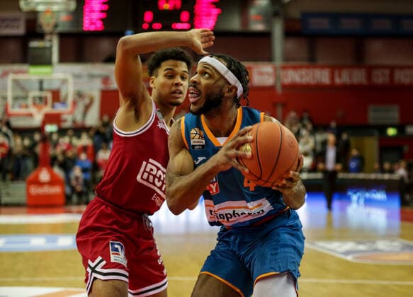 Germany, Giessen, Osthalle, 03 12 2021, easy Credit BBL, 9 Spieltag, JobStairs Giessen 46ers ratiopharm ulm picture v li Maximilian Begue Giessen 46ers , Jaron Blossomgame ratiopharm ulm Copyright: HMBxMedia ThomasxJäger
