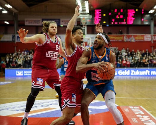Germany, Giessen, Osthalle, 03 12 2021, easy Credit BBL, 9 Spieltag, JobStairs Giessen 46ers ratiopharm ulm picture v li John Bryant Giessen 46ers ,Brayon Blake Giessen 46ers ,Jaron Blossomgame ratiopharm ulm Copyright: HMBxMedia ThomasxJäger