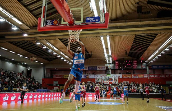Germany, Giessen, Osthalle, 03 12 2021, easy Credit BBL, matchday 9, JobStairs Giessen 46ers ratiopharm ulm picture Jaron Blossomgame ratiopharm ulm goes for the dunk Copyright: HMBxMedia ThomasxJäger