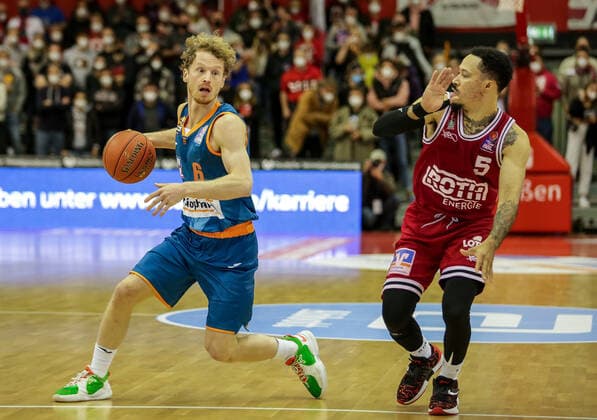Germany, Giessen, Osthalle, 03 12 2021, easy Credit BBL, 9 Spieltag, JobStairs Giessen 46ers ratiopharm ulm picture f li Per Guenther ratiopharm ulm ,Kyan Anderson Giessen 46ers Copyright: HMBxMedia ThomasxJäger