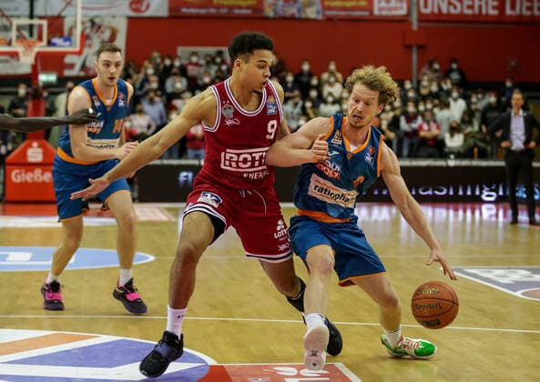 Germany, Giessen, Osthalle, 03 12 2021, easy Credit BBL, 9 Spieltag, JobStairs Giessen 46ers ratiopharm ulm Picture from left Maximilian Begue Giessen 46ers ,Per Guenther ratiopharm ulm Copyright: HMBxMedia ThomasxJäger