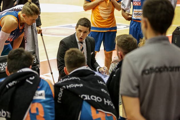 Germany, Giessen, Osthalle, 03 12 2021, easy Credit BBL, Matchday 9, JobStairs Giessen 46ers ratiopharm ulm picture Head coach Jaka Lakovic ratiopharm ulm gives instructions to his players during timeouts Copyright: HMBxMedia ThomasxJäger
