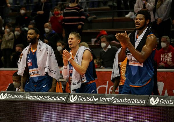 Germany, Giessen, Osthalle, 03 12 2021, easy Credit BBL, Matchday 9, JobStairs Giessen 46ers ratiopharm ulm picture cheering on the bench of Ulm. Copyright: HMBxMedia ThomasxJäger