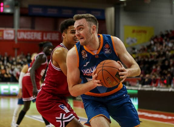 Germany, Giessen, Osthalle, 03 12 2021, easy Credit BBL, matchday 9, JobStairs Giessen 46ers ratiopharm ulm Bild vo Fedor Zugic ratiopharm ulm , hi Maximilian Begue Giessen 46ers Copyright: HMBxMedia ThomasxJäger