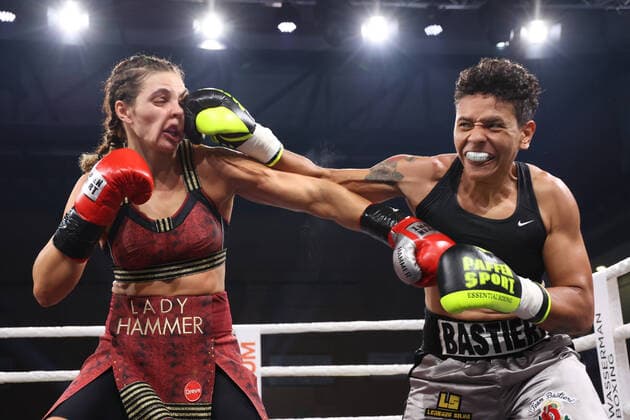Bilder des Jahres 2021, Sport 12 Dezember Sport Themen der Woche KW48 Sport Bilder des Tages Boxen: Wasserman Boxgala, Ilsenburg, 03.11.2021 Christina Hammer (GER) - Daniele Bastieri (BRA) Ilsenburg Germany *** Boxing Wasserman Boxgala, Ilsenburg, 03 11 2021 Christina Hammer GER Daniele Bastieri BRA Ilsenburg Germany