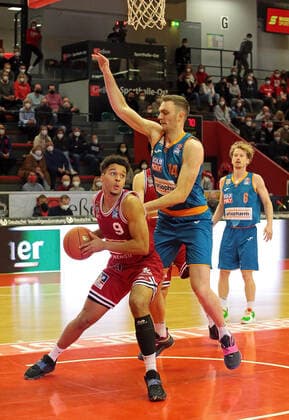 03 12 2021, xovx, Basketball 1 Bundesliga, easy Credit BBL, JobStairs Gießen 46ers ratiopharm Ulm v l Maximilian Begue Gießen 46ers , Christoph Philipps ratiopharm Ulm , Per Günther ratiopharm Ulm Gießen Sporthalle Ost Hessen Germany DE