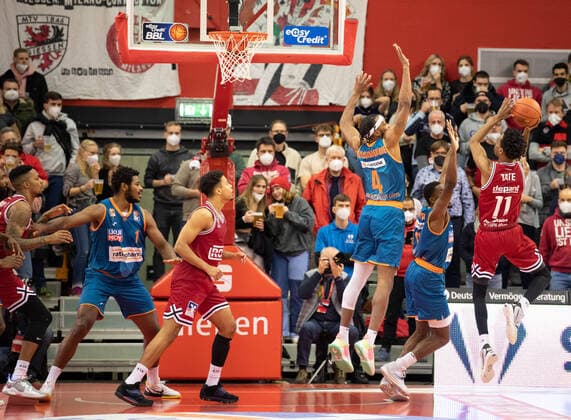 03 12 2021, xsltx, Basketball BBL Bundesliga, Giessen 46ers ratiopharm ulm emspor, v re Jalen Tate Shooting Guard Jobstairs Giessen 46ers hits for Giessen DFL DFB REGULATES PROHIBIT ANY USE OF PHOTOGRAPHS as IMAGE SEQUENCES and or QUASI VIDEO Giessen