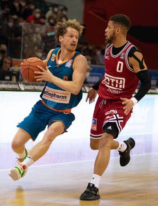 03 12 2021, xsltx, Basketball BBL Bundesliga, Giessen 46ers ratiopharm ulm emspor, v l Per Günther Point Guard Ratiopharm Ulm , Kendale Deshawn McCullum Point Guard Jobstairs Giessen 46ers DFL DFB REGULATIONS PROHIBIT ANY USE OF PHOTOGRAPHS as IMAGE SEQUENCES and or QUASI VIDEO Giessen