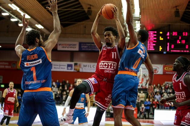 Germany, Giessen, Osthalle, 03 12 2021, easy Credit BBL, matchday 9, JobStairs Giessen 46ers ratiopharm ulm picture v li Cristiano Felicio ratiopharm ulm ,Jalen Tate Giessen 46ers ,Semaj Christon ratiopharm ulm Copyright: HMBxMedia ThomasxJäger