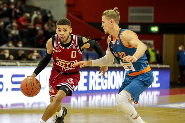 Germany, Giessen, Osthalle, 03 12 2021, easy Credit BBL, 9 Spieltag, JobStairs Giessen 46ers ratiopharm ulm picture v li Kendale McCullum Giessen 46ers ,Thomas Klepeisz ratiopharm ulm Copyright: HMBxMedia ThomasxJäger