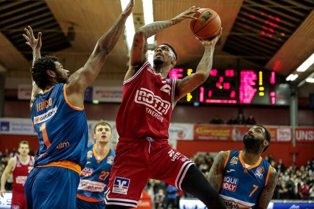 Germany, Giessen, Osthalle, 03 12 2021, easy Credit BBL, matchday 9, JobStairs Giessen 46ers ratiopharm ulm picture v li Cristiano Felicio ratiopharm ulm ,Phillip Fayne Giessen 46ers ,Sindarius Thornwell ratiopharm ulm Copyright: HMBxMedia ThomasxJäger