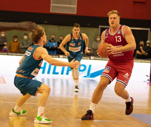 03 12 2021, xsltx, Basketball BBL Bundesliga, Giessen 46ers ratiopharm ulm emspor, v l Per Günther Point Guard Ratiopharm Ulm , Johannes Lischka Small Forward Power Forward Jobstairs Giessen 46ers DFL DFB REGULATIONS PROHIBIT ANY USE OF PHOTOGRAPHS as IMAGE SEQUENCES and or QUASI VIDEO Giessen