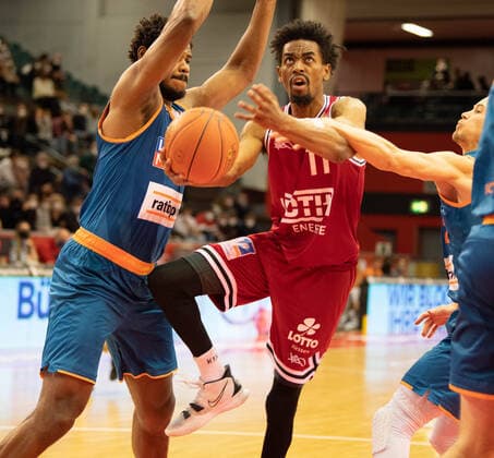 03 12 2021, xsltx, Basketball BBL Bundesliga, Giessen 46ers ratiopharm ulm emspor, v l Jalen Tate Shooting Guard Jobstairs Giessen 46ers prevails against Ulm DFL DFB REGULATES PROHIBIT ANY USE OF PHOTOGRAPHS as IMAGE SEQUENCES and or QUASI VIDEO Giessen