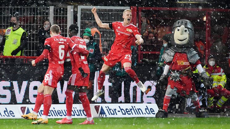 Bilder des Jahres 2021, Sport 12 Dezember Sport Themen der Woche KW48 Sport Bilder des Tages Fußball, 1. FC Union Berlin - RB Leipzig Fußball-Bundesliga Saison 2021 2022, 14. Spieltag, 1. FC Union Berlin vs. RB Leipzig (03.12.2021) Tor für Union. Timo Baumgartl (Innenverteidiger Union Berlin, Rueckennummer 25) (Mitte) erzielt das Tor zum 2:1 für Berlin beim Spiel Union Berlin gegen RB Leipzig (03.12.2021) und bejubelt seinen Treffer. Baumgartl jubelnd Berlin Berlin Brandenburg Deutschland Stadion an der Alten Försterei *** Football Bundesliga Season 2021 2022, Matchday 14, 1 FC Union Berlin vs RB Leipzig 03 12 2021 Goal for Union Timo Baumgartl centre back Union Berlin, back number 25 centre scores the goal to make it 2 1 for Berlin during the match Union Berlin vs RB Leipzig 03 12 2021 and celebrates his goal Baumgartl cheering Berlin Berlin Brandenburg Germany Stadion an der Alten Försterei